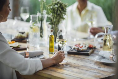 arkadaşlar akşam yemeği keyfi