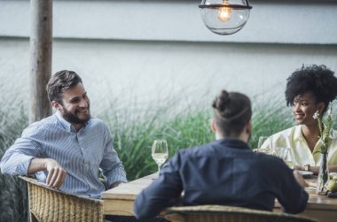 Arkadaşlar birlikte restoranda yemek
