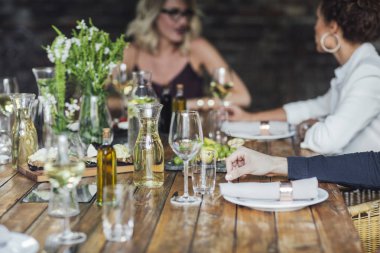 Akşam yemeği partisi üzerinde konuşurken kız