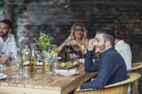 Vänner ha Lunch tillsammans på restaurang — Stockfoto