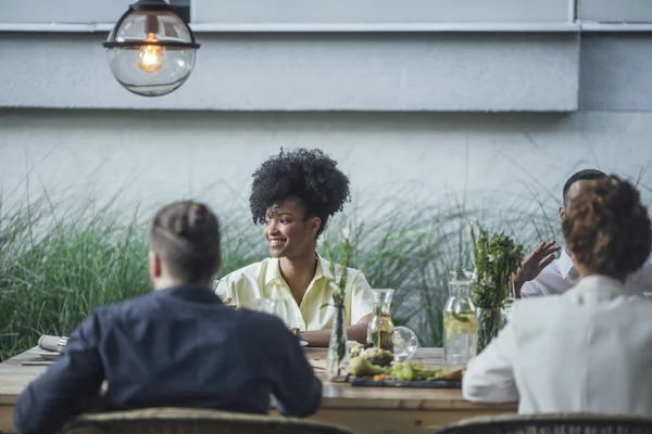 Freunde beim gemeinsamen Mittagessen im Restaurant — Stockfoto