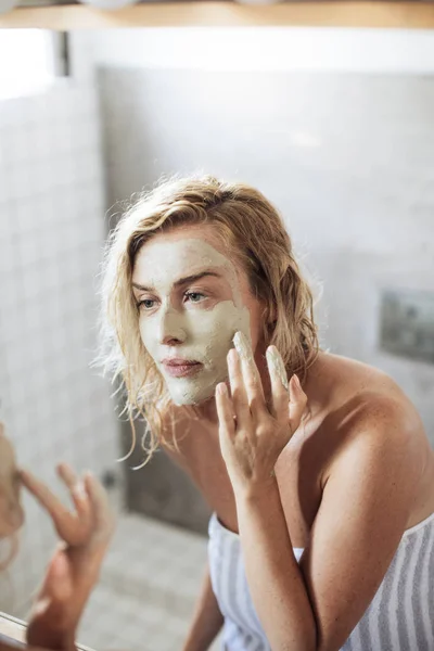 Woman Looking Her face in The Mirror — Stock Photo, Image