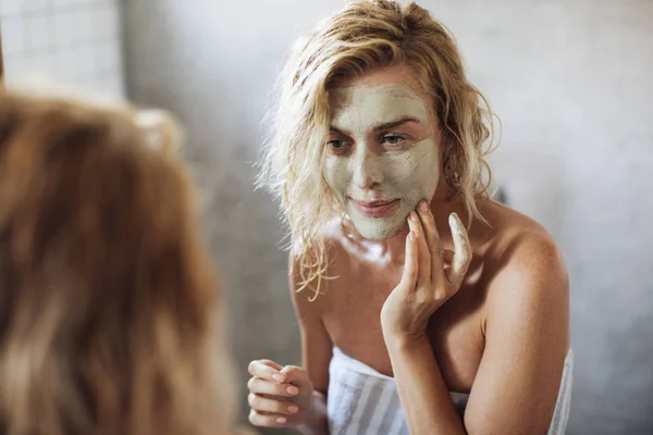 Woman Looking Her face in The Mirror — Stock Photo, Image