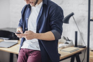 Adam cep telefonuyla yazarak