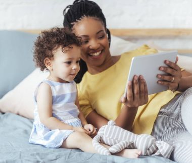 Anne ve çocuk Tablet kullanma