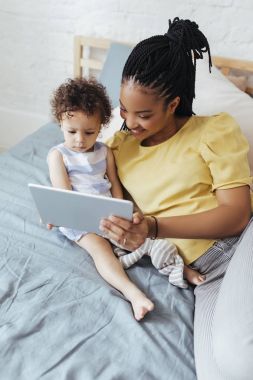 Anne ve çocuk Tablet kullanma