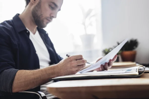 Hommes lisant au bureau — Photo