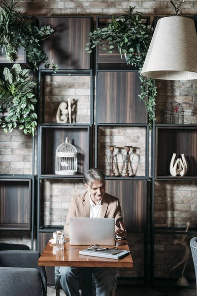 Affärsman med teknik — Stockfoto