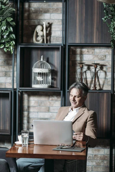 Empresario haciendo papeleo —  Fotos de Stock