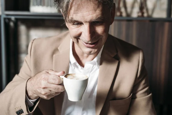 Ο άνθρωπος πίνει καφέ — Φωτογραφία Αρχείου