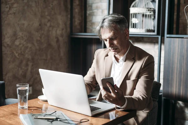 Uomo d'affari che utilizza la tecnologia — Foto Stock