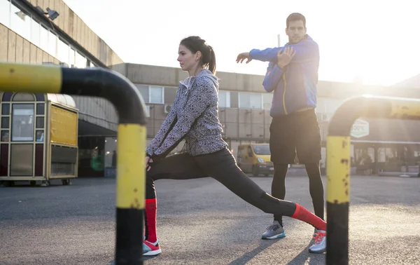 Coppia facendo esercizio di stretching — Foto Stock