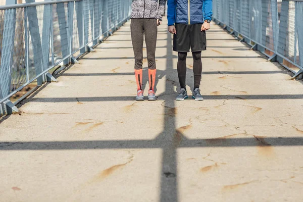 Biegaczy, stojąc na moście — Zdjęcie stockowe