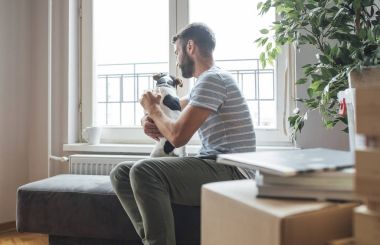 Adam ve köpeği evde