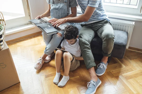 Família se mudando para uma nova casa — Fotografia de Stock