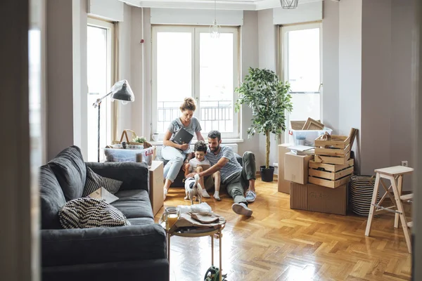 Familjen flyttar i nya hem — Stockfoto