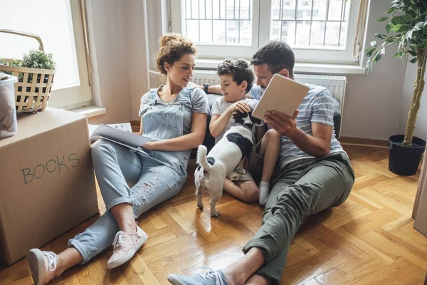 Familie zieht in neues Zuhause — Stockfoto