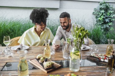 Erkek ve kadın restoranda istimal hareket eden telefon