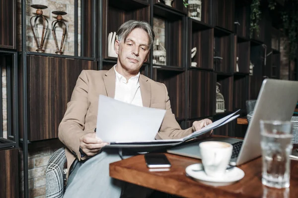 Homem de negócios fazendo papelada — Fotografia de Stock