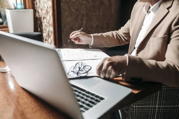 Empresario escribiendo — Foto de Stock