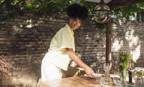 Bastante sonriente mujer decoración de mesa —  Fotos de Stock