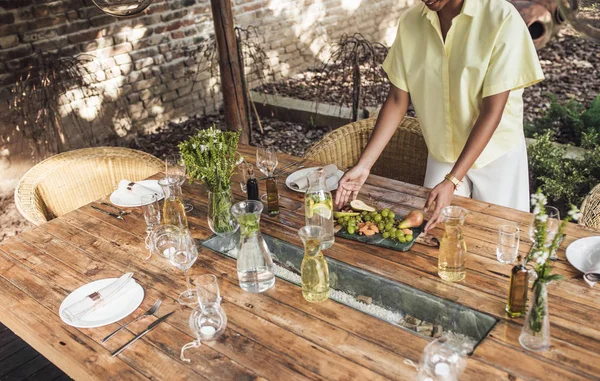 Mesa de decoración de mujer para la cena al aire libre — Foto de Stock