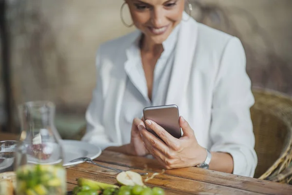 Kvinna som tittar på sin mobiltelefon — Stockfoto