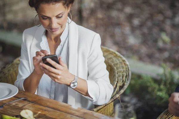 Nő használ sejt telefon, ebéd — Stock Fotó