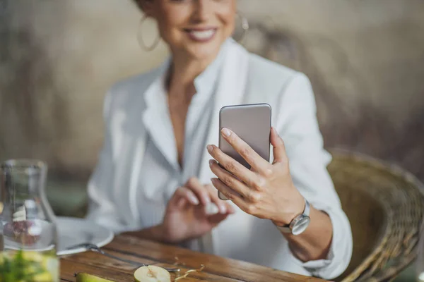 Mulher olhando para seu telefone celular — Fotografia de Stock