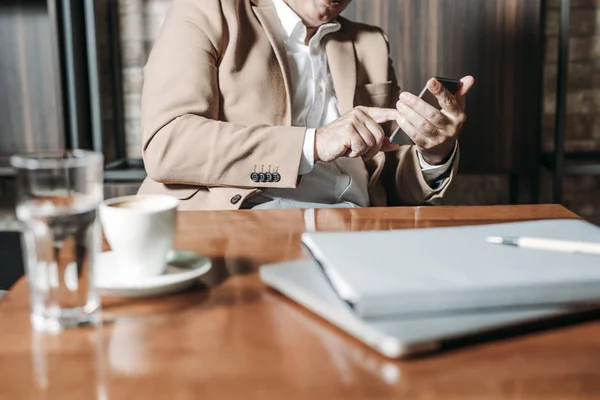Businessman Using Smartphone — Stock Photo, Image