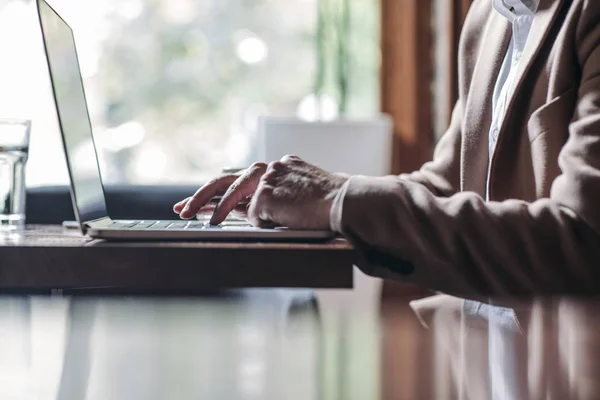 Businessman Typing on Laptop — Stock Photo, Image