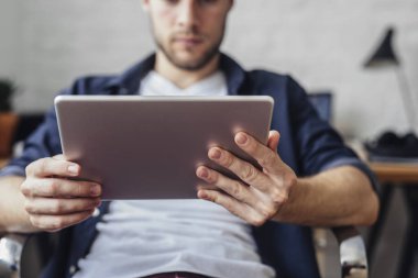 Tablet kullanan adam