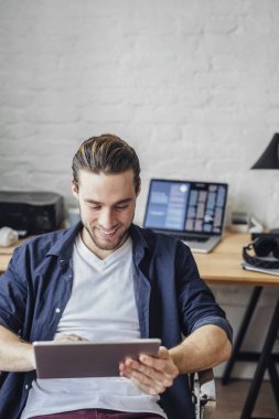 işadamı tablet kullanma