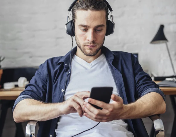 Homem ouvindo música em fones de ouvido — Fotografia de Stock