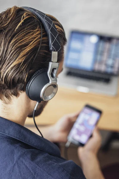 Hombre escuchando música en auriculares —  Fotos de Stock
