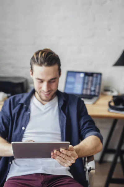 Empresario usando tableta — Foto de Stock