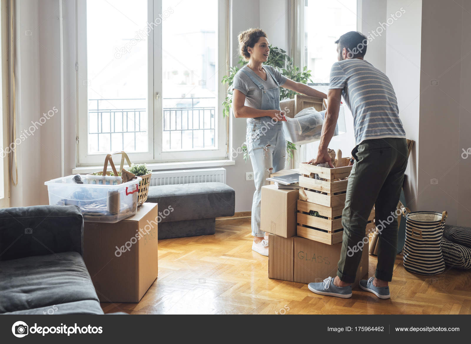 Мужчина передвигает мебель. Человек передвигает мебель. Люди и мебель. Перестановка вещей. Передвигать мебель.