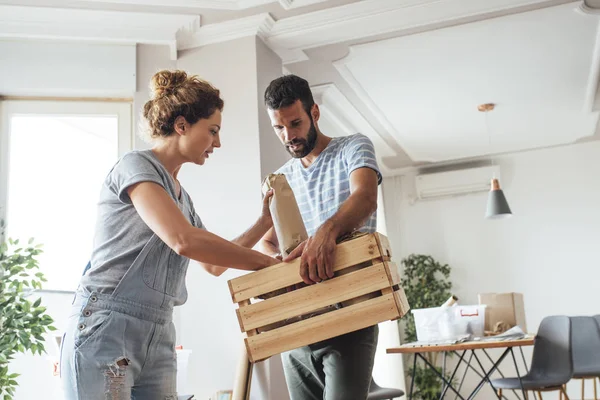 Couple Moving In New Home — Stock Photo, Image