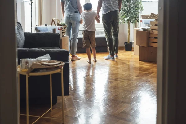 Familie hand in hand — Stockfoto