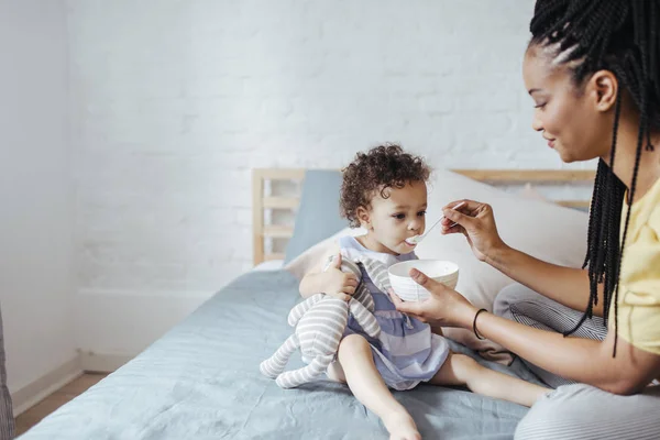 Mamma mata sitt barn — Stockfoto