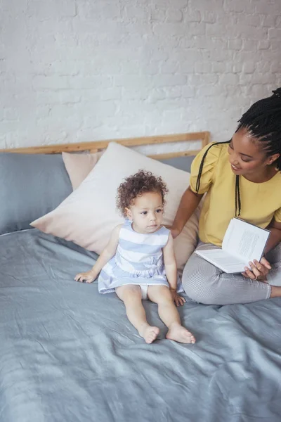 Moeder om haar kind te lezen — Stockfoto