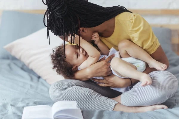 Mamma coccole bambino — Foto Stock