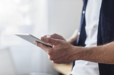 Tablet kullanan adam