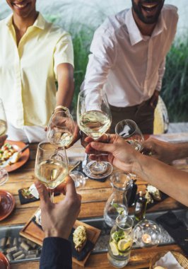 Beyaz şarapla tezahürat arkadaşlar