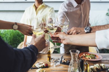 Beyaz şarapla tezahürat arkadaşlar