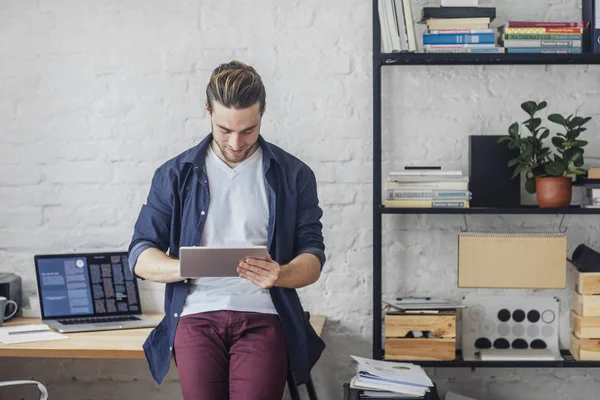 Bonito Homem Negócios Sorrindo Digitando Tablet Seu Escritório — Fotografia de Stock