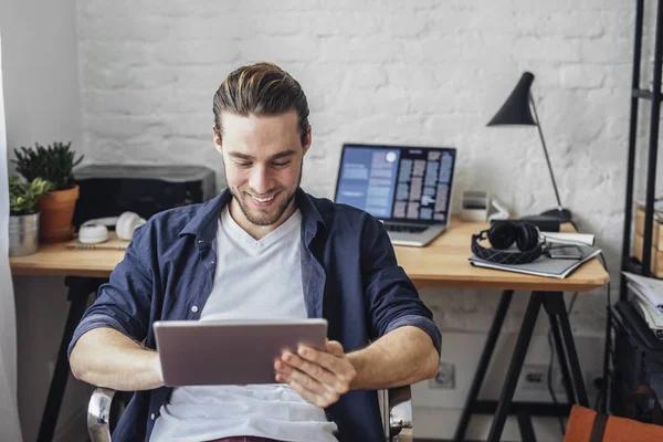 Geschäftsmann mit Tablet — Stockfoto