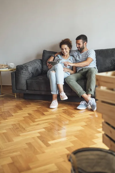 Paar zieht in neue Wohnung — Stockfoto