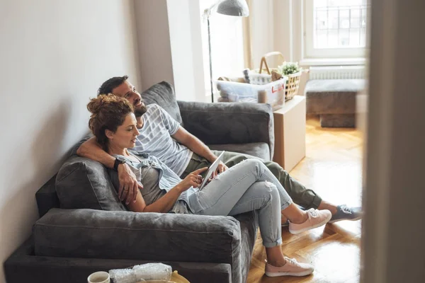 Casal desfrutando de sua nova casa — Fotografia de Stock