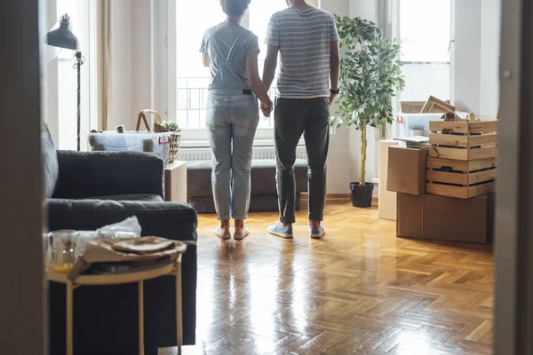 Coppia tenendosi per mano — Foto Stock